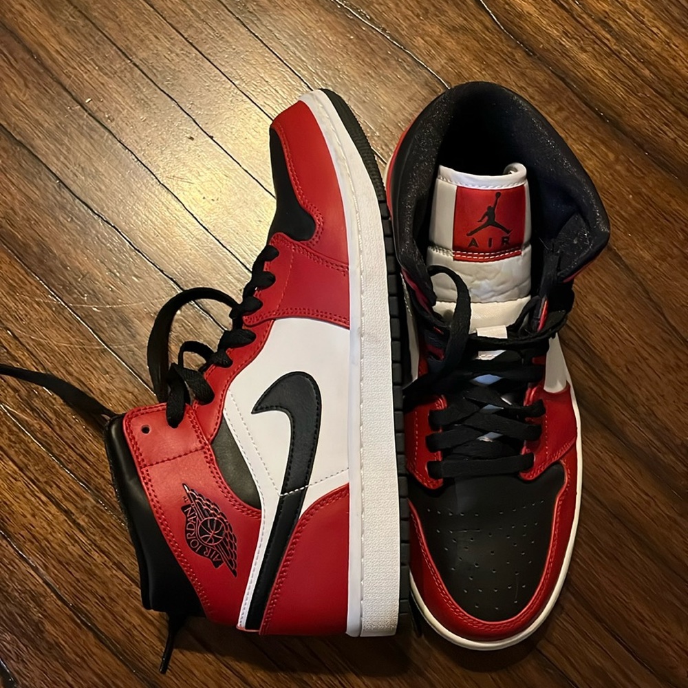 Like new Men’s Air Jordan 8.5 mid Chicago black toe